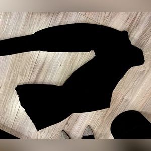 Very trendy, high-quality 1-shoulder sweater with 1 cut, size s/ m🖤